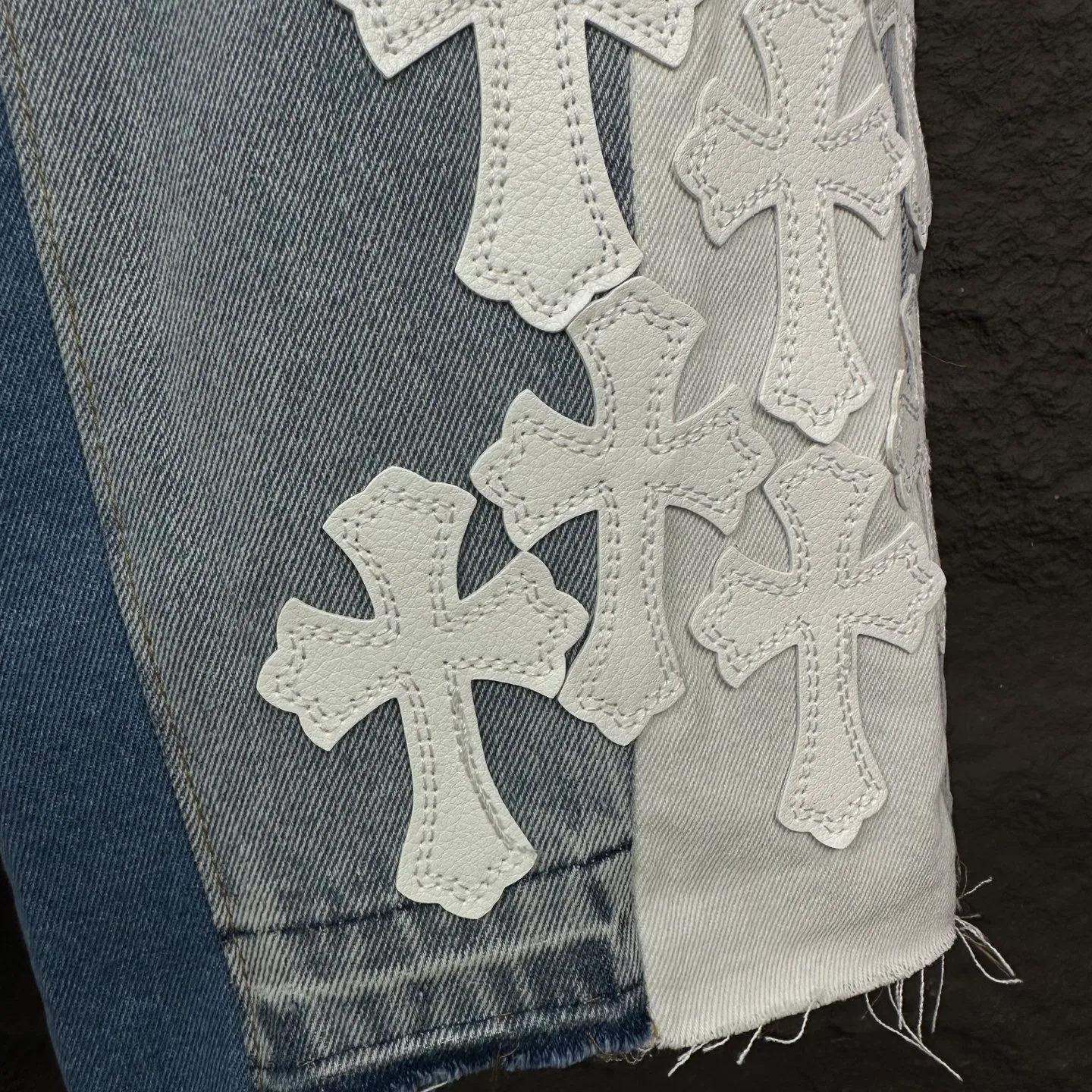 P290 GALLERY DEPT. Co-branded 2025 new multi-stitched cross patch leather couple style loose washed flared jeans 🔥High version🔥High version🔥 Top ceiling quality Styles with different washed textures are very friendly to people with thin legs and thick legs. The straight version is very flattering to the leg shape. Moderate length that never goes out of style, easy to match with casually, basic styling for various styles, a must-have in the wardrobe! The fabric is stiff but also makes the upper body soft without losing texture. The washing process is even more perfect. It is a must-have item for everyone! ! ! Washed wheat, hang tag, pants label, complete with three labels Color: light blue Size: 28, 30, 32, 34, 36 (five sizes)